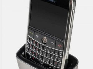 黑莓 9000，经典商务手机，QWERTY 全键盘，支持 BlackBerry 电子邮件推送服务