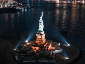 纽约州的经济中心，繁华的国际化大都市，美国最大城市，被誉为世界之都，你知道纽约属于哪个州吗？